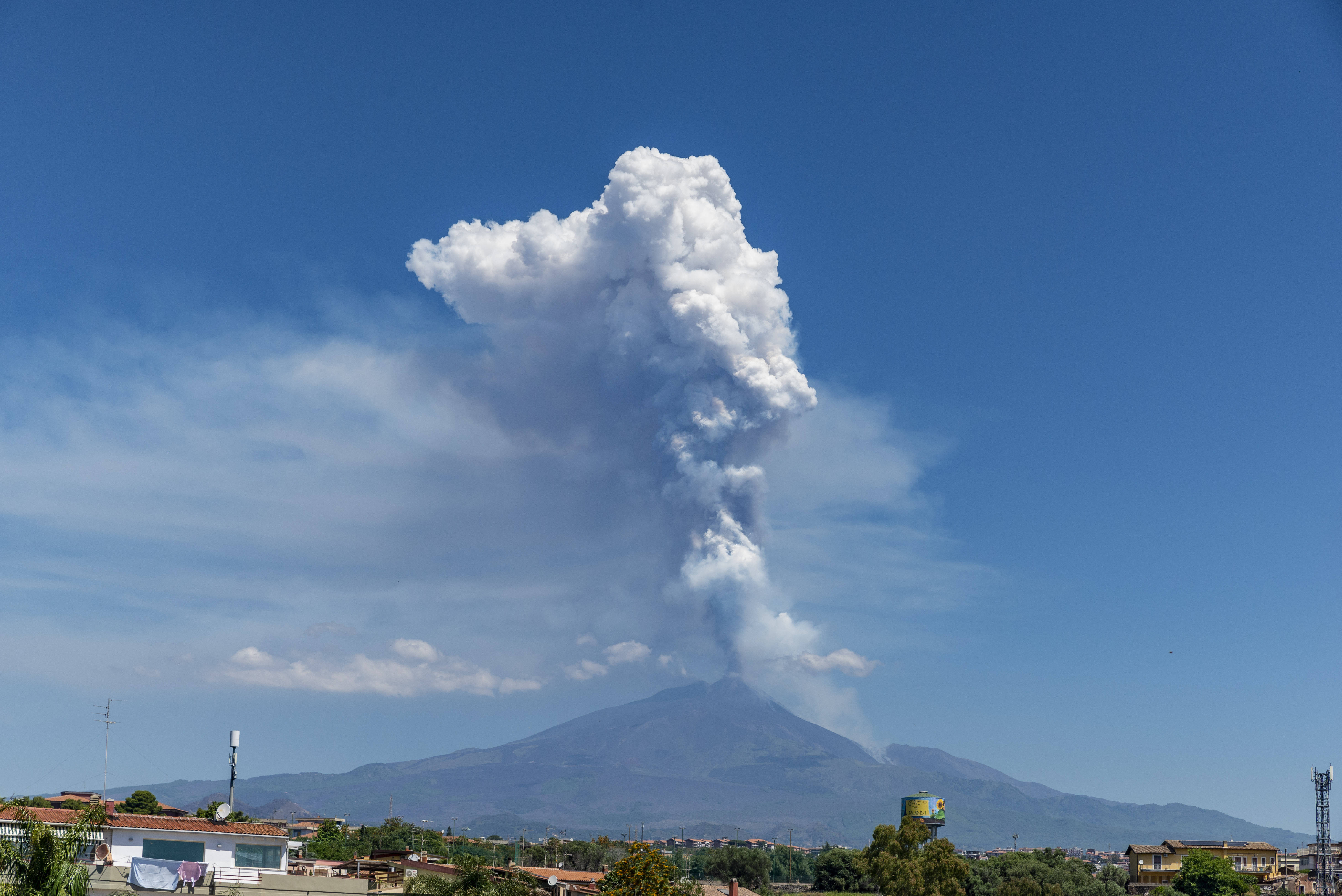 Imagini dramatice de la erupția vulcanului Etna. Turiștii, filmați în timp ce fug din calea norului gros de fum