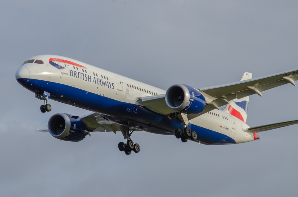 Un zbor Istanbul-Londra, deviat de urgență pe aeroportul Otopeni. Patru stewardese s-ar fi intoxicat cu fum