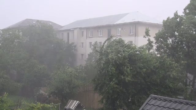 Rupere de nori în Bacău. Canalizarea a cedat după ce a plouat cu găleata