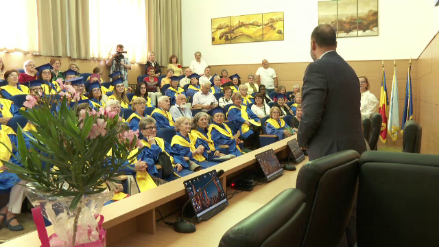 Niciodată nu e prea târziu. Mai mulți vârstnici din Galați au absolvit o „universitate specială”:„Mai am două luni și fac 93”