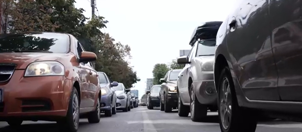 România plătește prețul poluării și din cauza mașinilor vechi. Cum încurajează statul rablele pe șosele