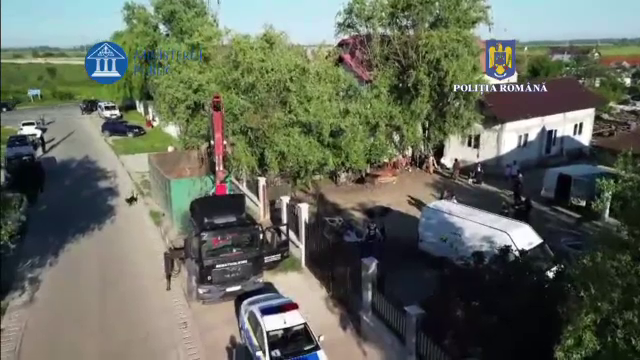 Ce au găsit anchetatorii în curțile unor localnici din Bălteni. Imaginile filmate cu drona. VIDEO