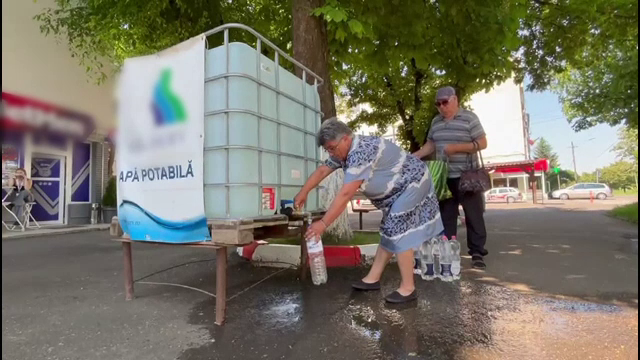 Autoritățile din Mureş continuă distribuirea apei potabile în zonele afectate. Persoanele vulnerabile sunt prioritare