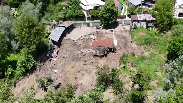 Alunecare de teren în Breaza. Un deal pe care sunt construite mai multe case a început să se surpe