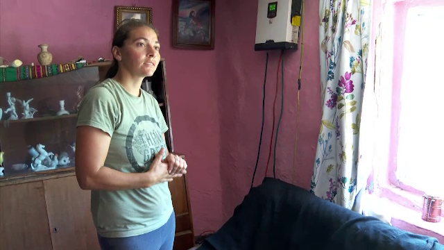 Mii de familii din România nu își permit facturile la curent. Vasilica crește singură 7 copii, iar de 10 ani nu are lumină