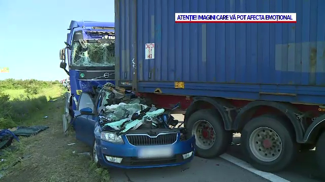 ANIMAȚIE. Cum a ajuns o mașină să fie strivită de două camioane, pe A1. Șoferul TIR-ului din spate nu era atent la drum