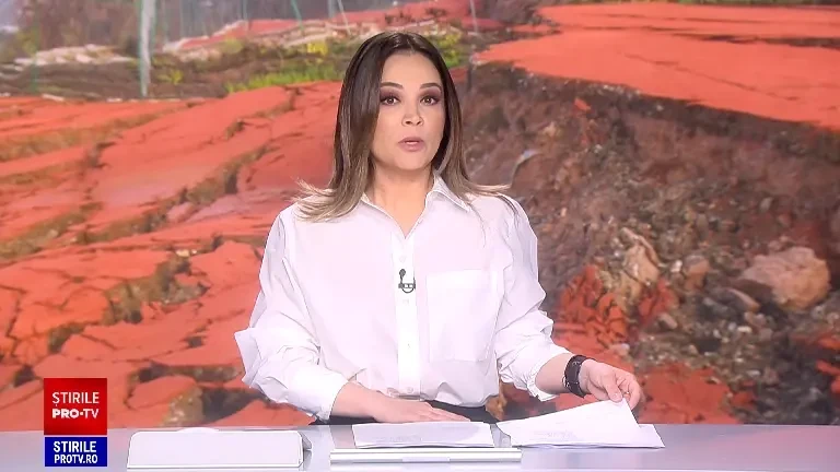 Alunecare de teren în Breaza. Un deal pe care sunt construite mai multe case a început să se surpe