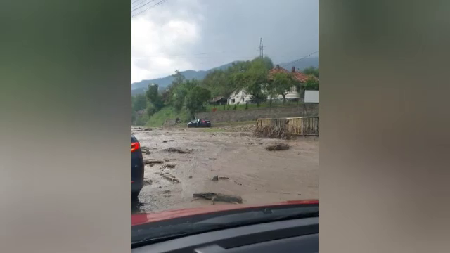 Ploaie torențială, venită din senin, a făcut prăpăd pe Valea Jiului. A fost emis un mesaj RO-ALERT