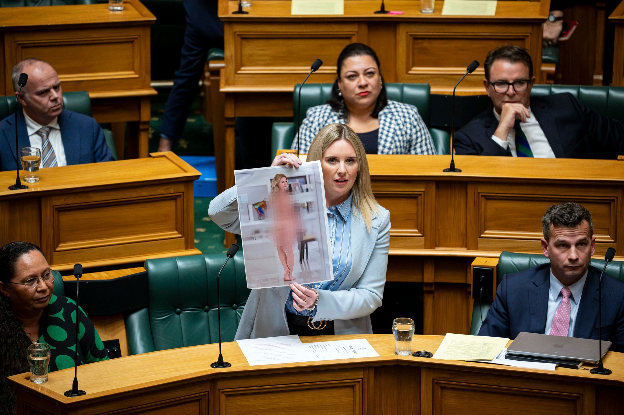 Motivul pentru care prim-ministrul unei țări a prezentat o poză cu ea goală în fața Parlamentului. ”Mi-a fost scârbă”