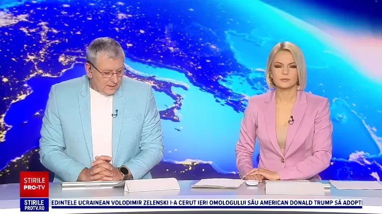 ANIMAȚIE. Cum a ajuns o mașină să fie strivită de două camioane, pe A1. Șoferul TIR-ului din spate nu era atent la drum