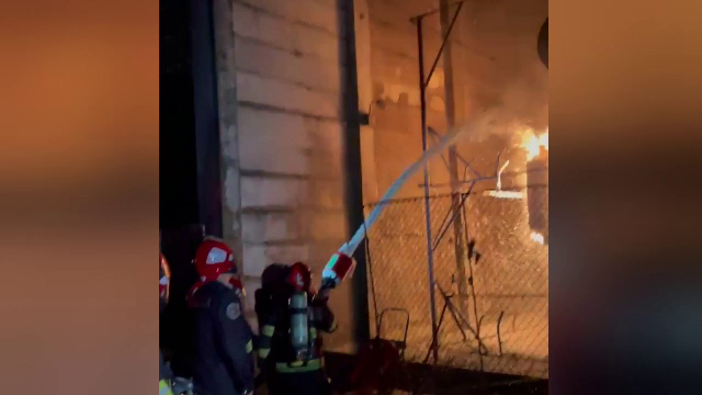 Incendiu uriaș la o fostă termocentrală. Șase echipaje, trimise să lupte cu flăcările