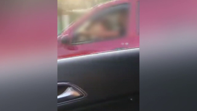 Un bărbat din Brăila a fost filmat conducând cu fetița minoră în brațe. Ce riscă șoferul
