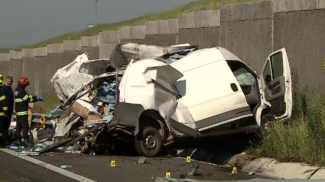 Un TIR a spulberat o dubă oprită pe drumul expres Craiova-Pitești. Un bărbat a murit, altul este rănit grav