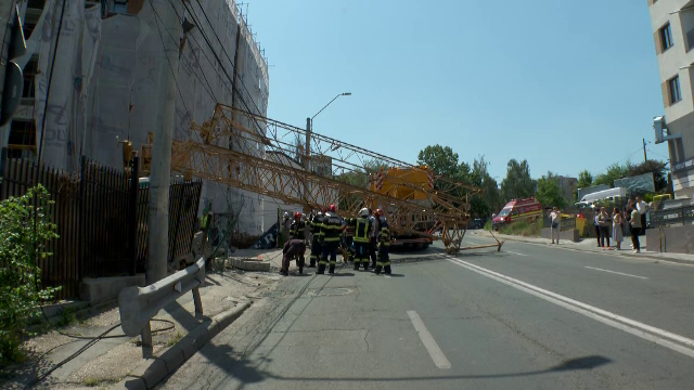 O macara s-a prăbușit în mijlocul unei șosele din Pitești. Primăria a anunțat că va amenda constructorul