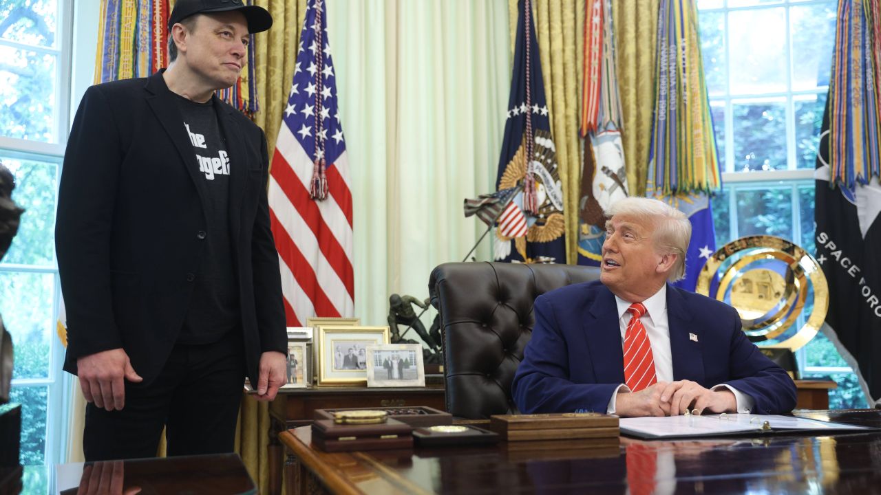 Donald Trump îl decorează pe Elon Musk cu Medalia Națională pentru Știință
