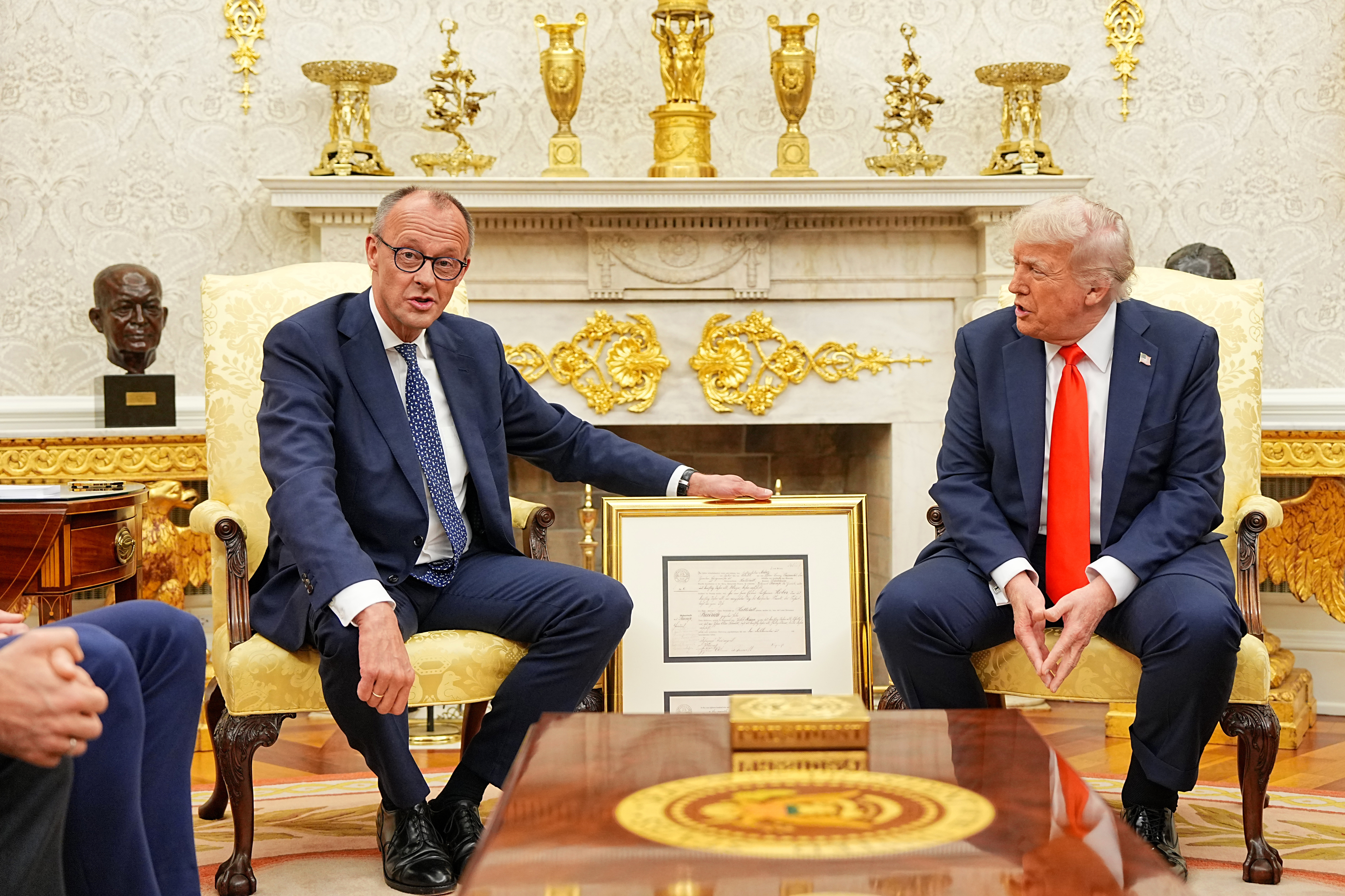 Întâlnire caldă între Donald Trump și Friedrich Merz. Cancelarul i-a dăruit certificatul de naștere al bunicului Trump VIDEO