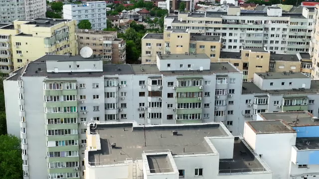 Bucureștiul pierde lupta cu betoanele și canicula. Temperaturile cresc și cu 15 grade din cauza lipsei spațiilor verzi