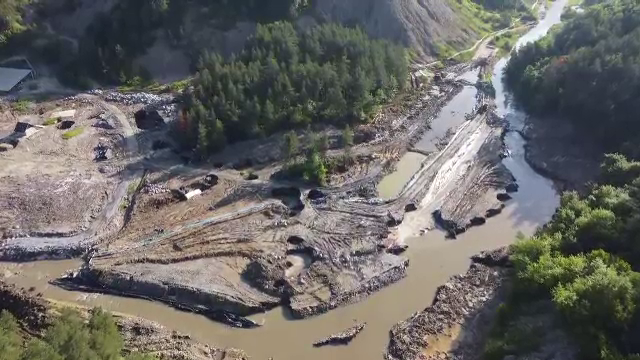 Situația e critică la Praid. Craterele se extind și au deja 80 de metri adâncime. Traficul rutier a fost restricționat