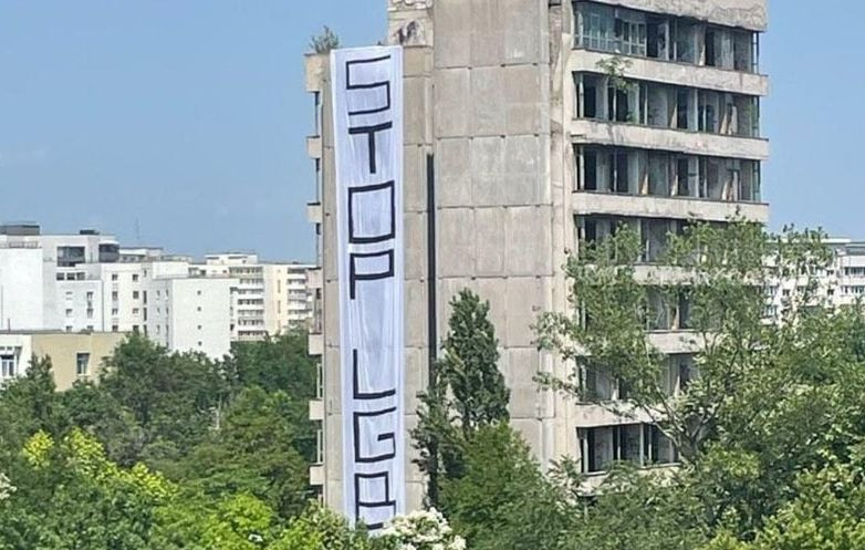 Mesajul "STOP LGBT", afișat pe o clădire din București. Intervenția Poliției