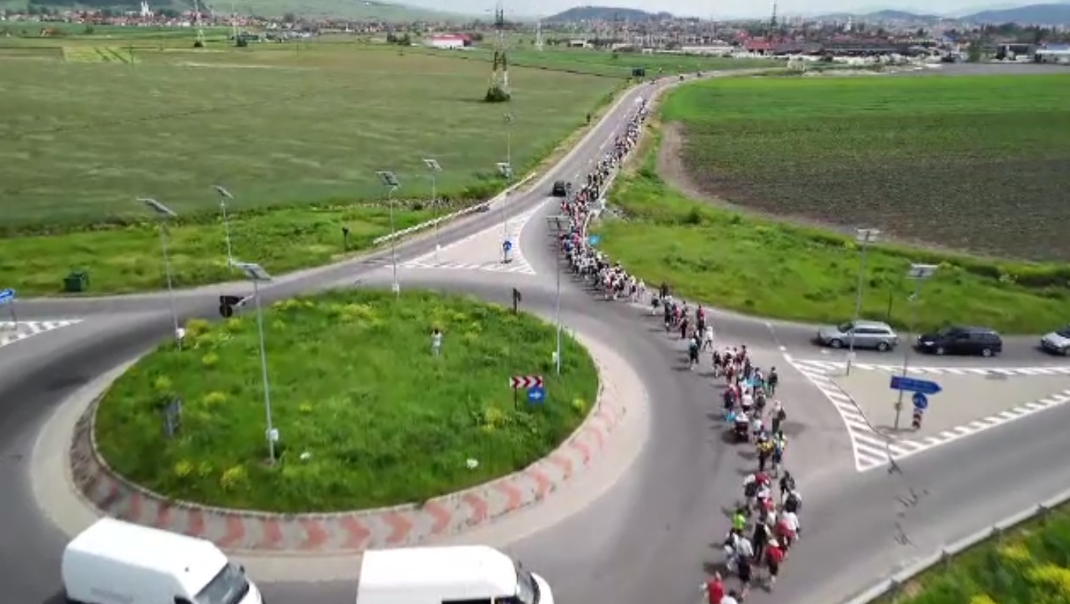 Locul din România în care sâmbătă vor ajunge 300.000 de oameni. Șirurile de oameni par nesfârșite