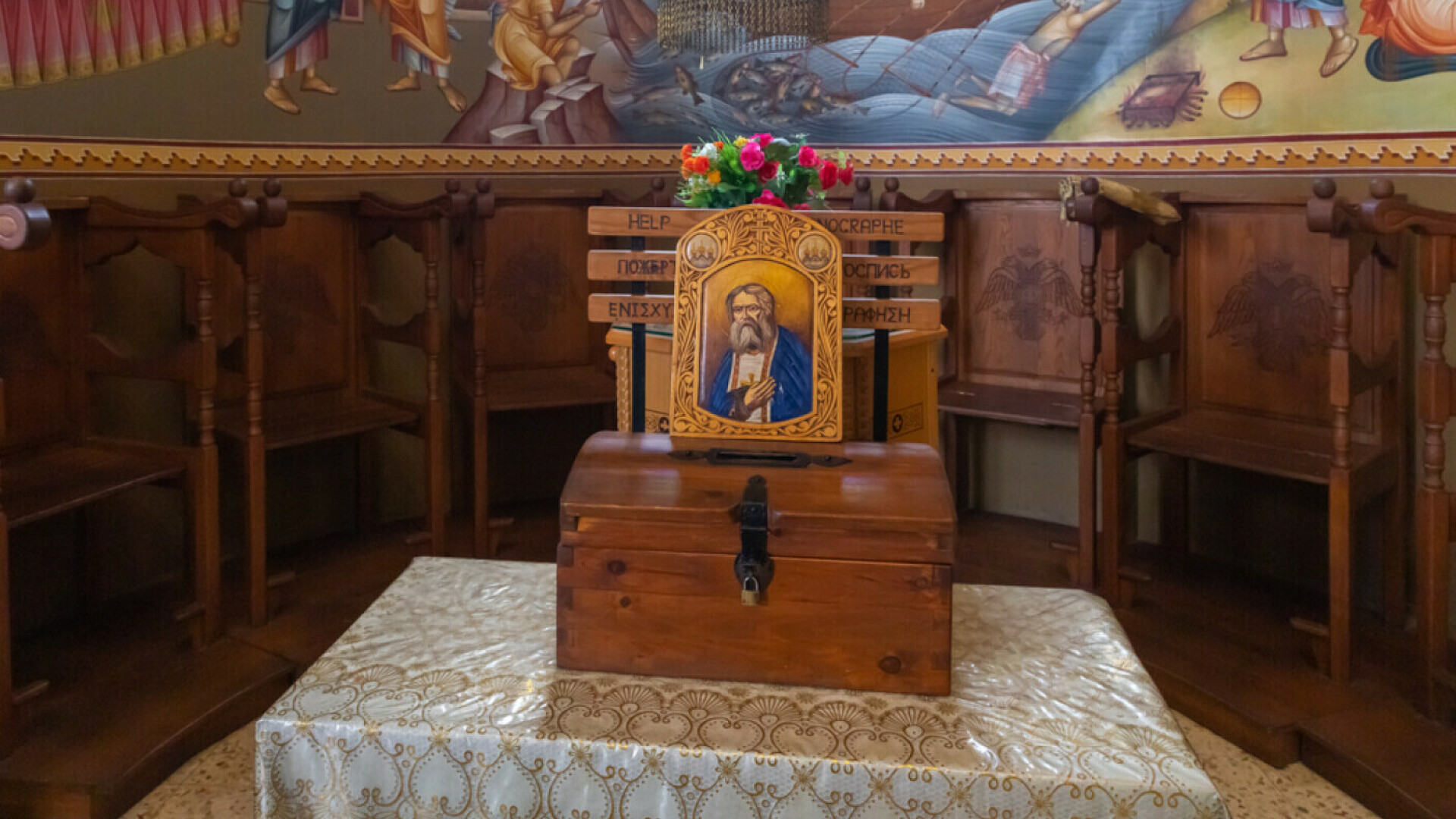 Doi bărbați au spart ambele biserici dintr-o comună din Tulcea, în aceeași noapte. Cu ce pradă s-au ales din cutia milei