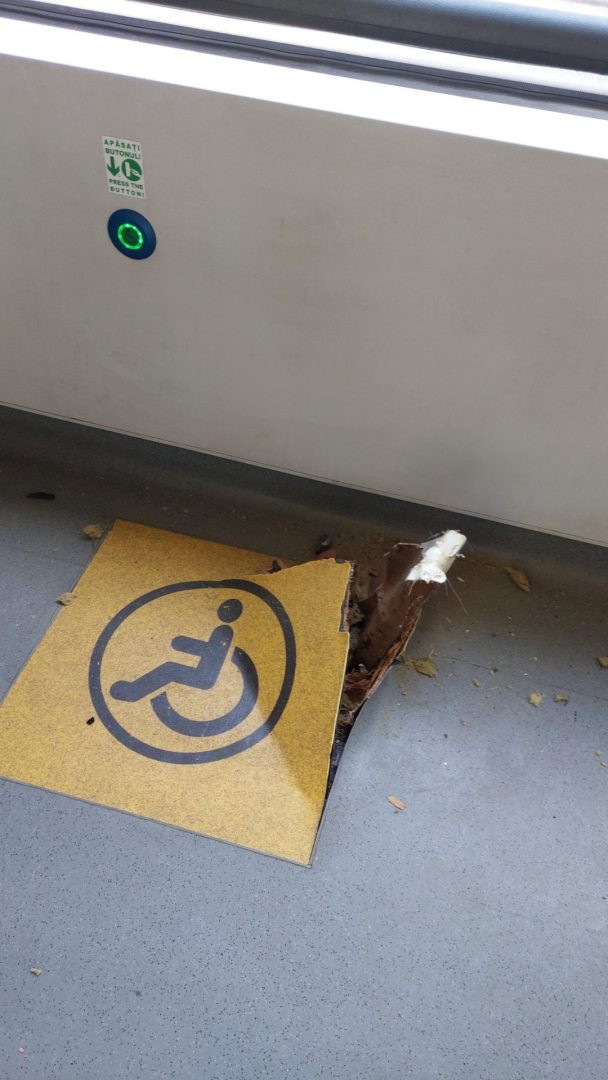 Tragedie evitată prin hazard. O bucată de șină a străpuns podeaua unui tramvai nou din București