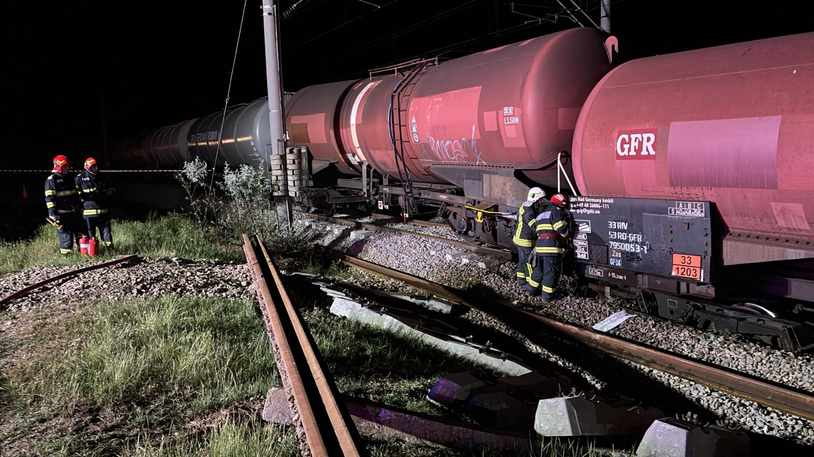 Pericol de explozie pe calea ferată în Teleorman. Locomotiva şi două vagoane ale unui tren plin cu benzină au deraiat