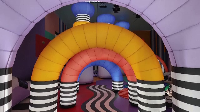 Expoziție spectaculoasă la Paris, cu baloane și obiecte gonflabile. Vizitatorii sunt invitați să interacționeze cu lucrările