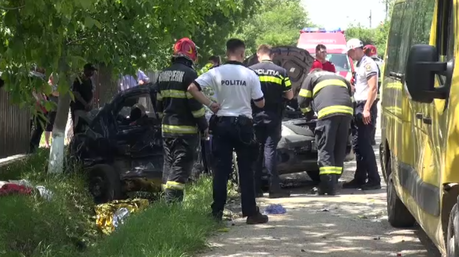 Accident cu victime în Bacău. O femeie a murit după ce mașina în care se afla a fost lovită puternic de un microbuz şcolar