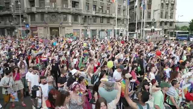 Mii de oameni au participat la Bucharest Pride. O tânără a venit gata mireasă pentru a-și găsi jumătatea: ”Caut o soție”