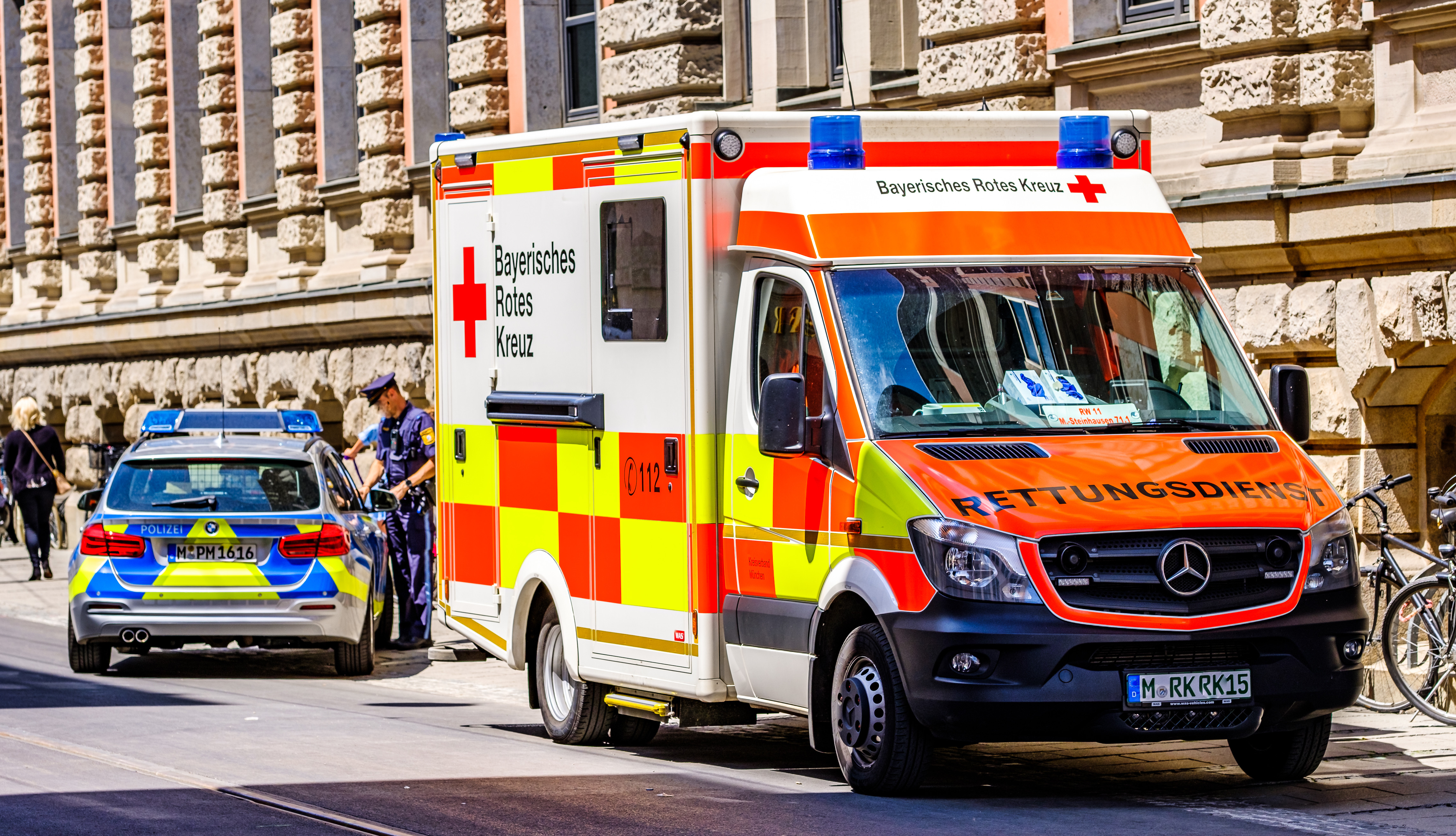 Incident bizar în Germania. Un bărbat a intrat cu mașina în mulțimea în care se aflau soția și fiica sa