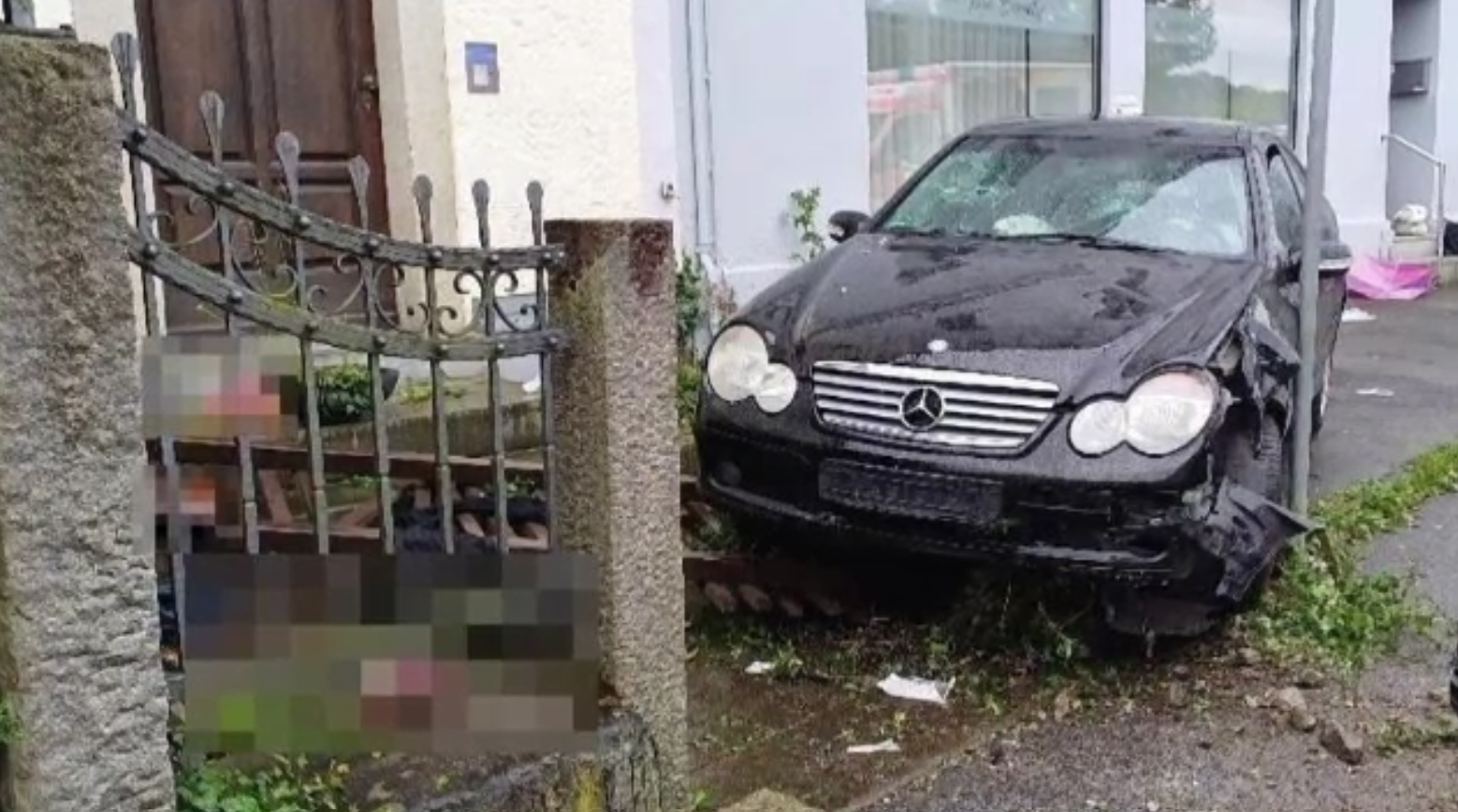 Un irakian a intrat cu mașina într-un grup de oameni într-un oraș din Germania. Cinci persoane au fost grav rănite