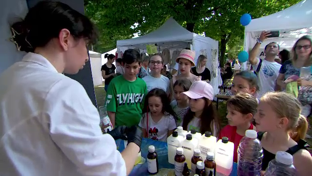Un festival din Iași aduce știința mai aproape de copii. Experimentele studenților de la Chimie au fost în centrul atenției
