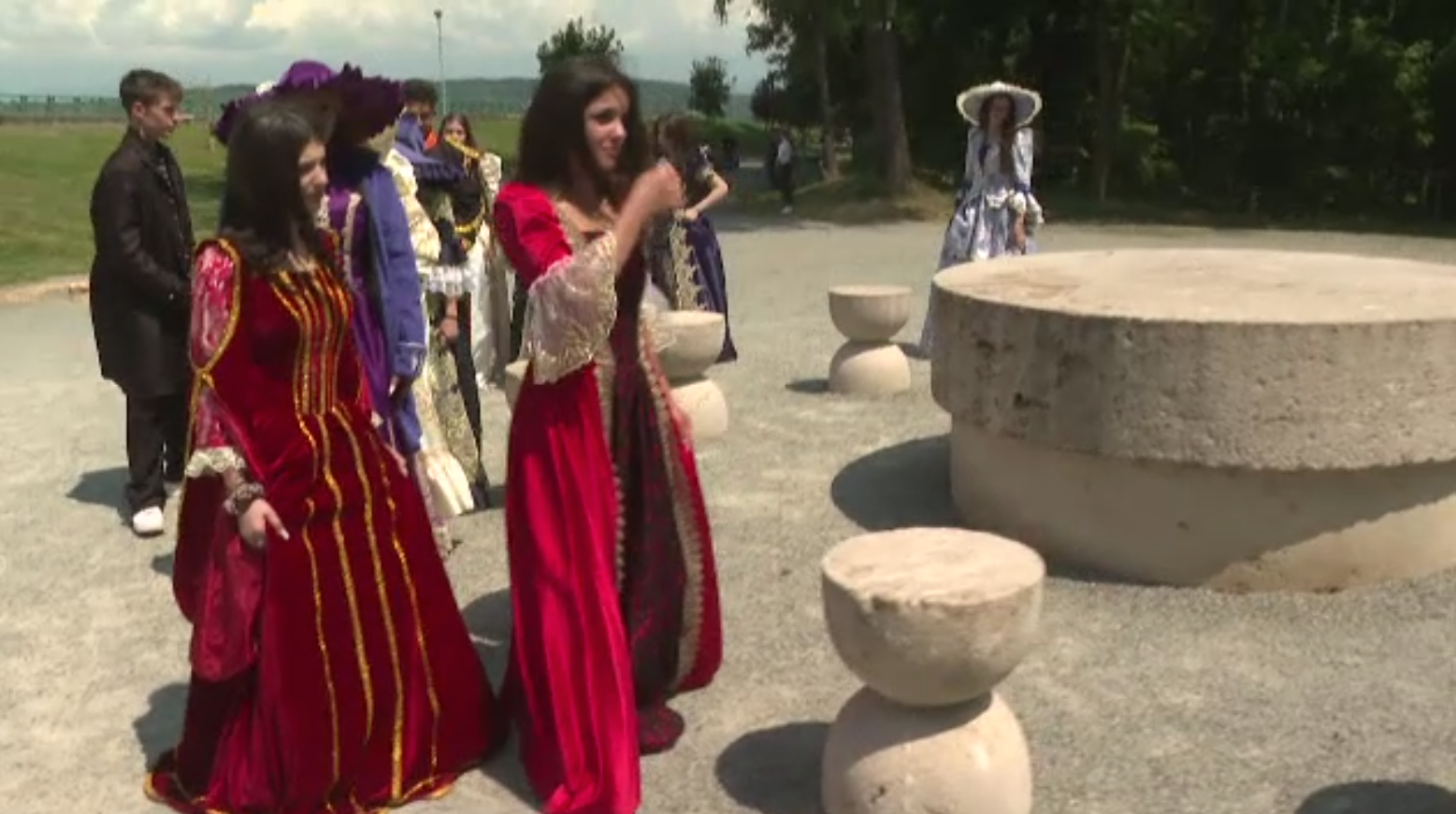 Parcul unde sunt amplasate operele lui Brâncuși a prins viață. Tinerii au animat aleile parcului din Târgu Jiu