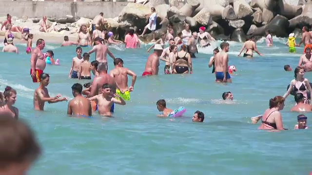 Peste 70.000 de români își petrec Rusaliile pe litoral. Ce prețuri sunt vara aceasta