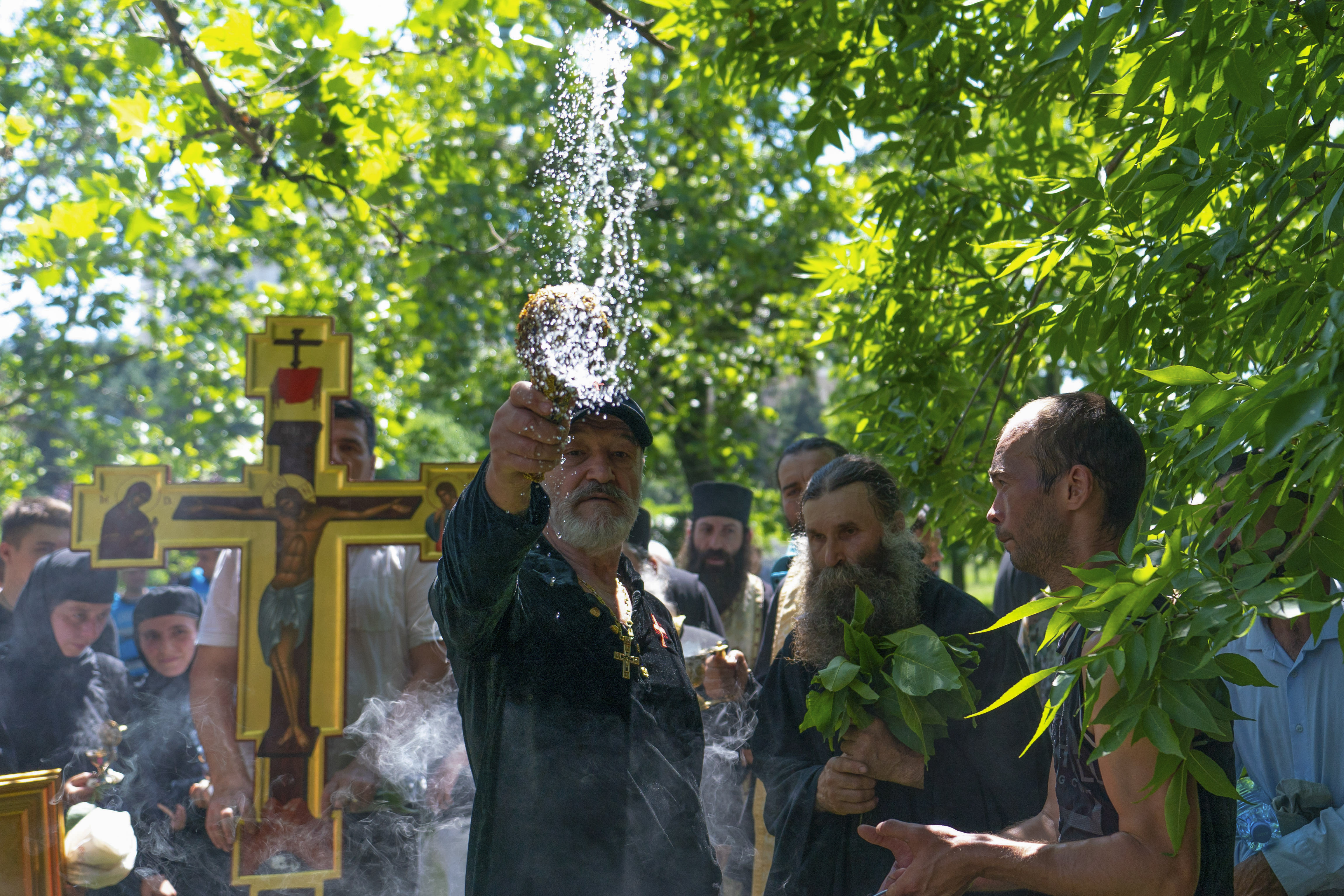 Gigi Becali a apărut cu o cruce uriașă și agheasmă pe Calea Victoriei, după Bucharest Pride. GALERIE FOTO