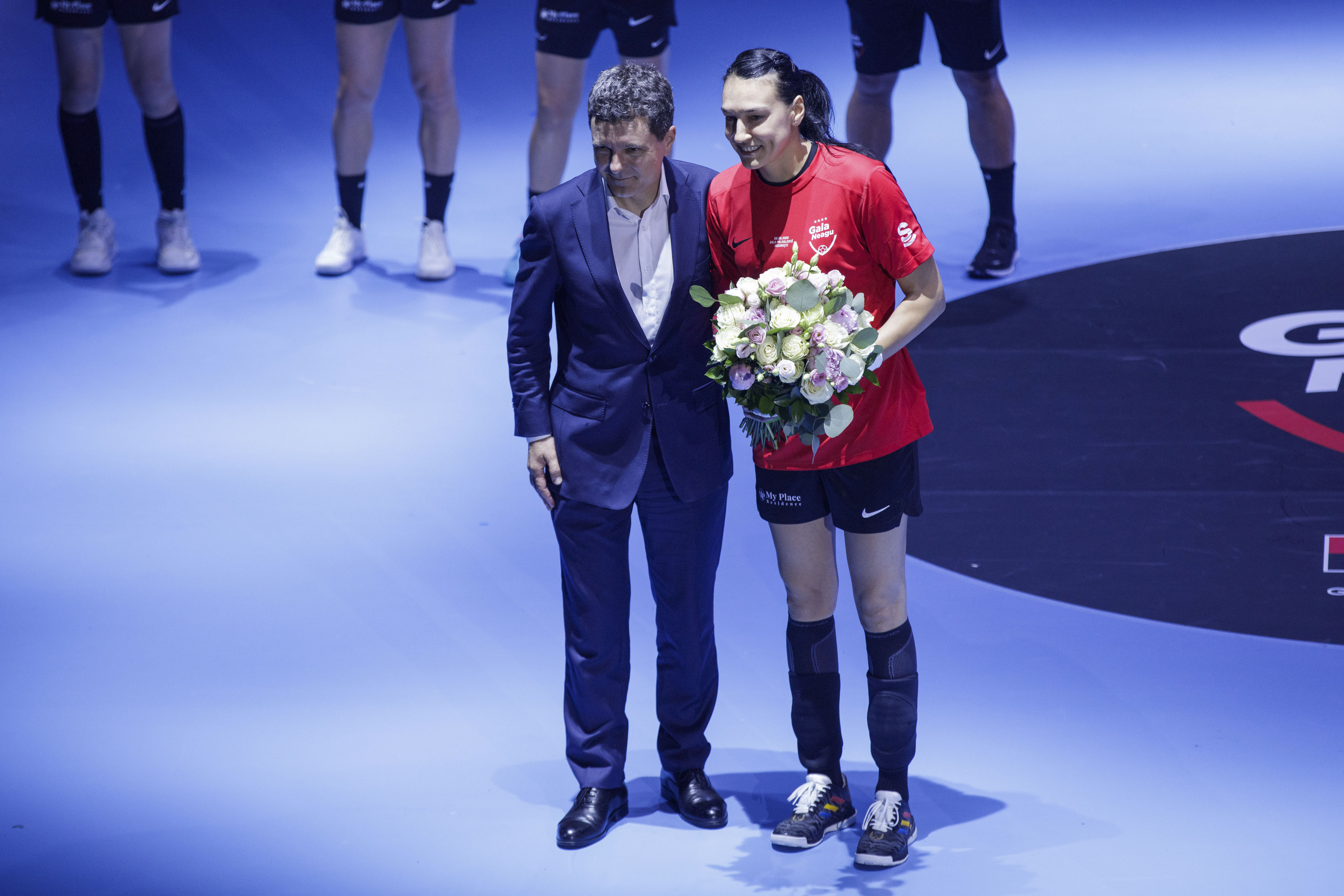 Cum s-a descurcat Nicuşor Dan la aruncarea de la 7 metri, la Gala Neagu. ”Am jucat handbal, dar nu aveam lipici pe minge”