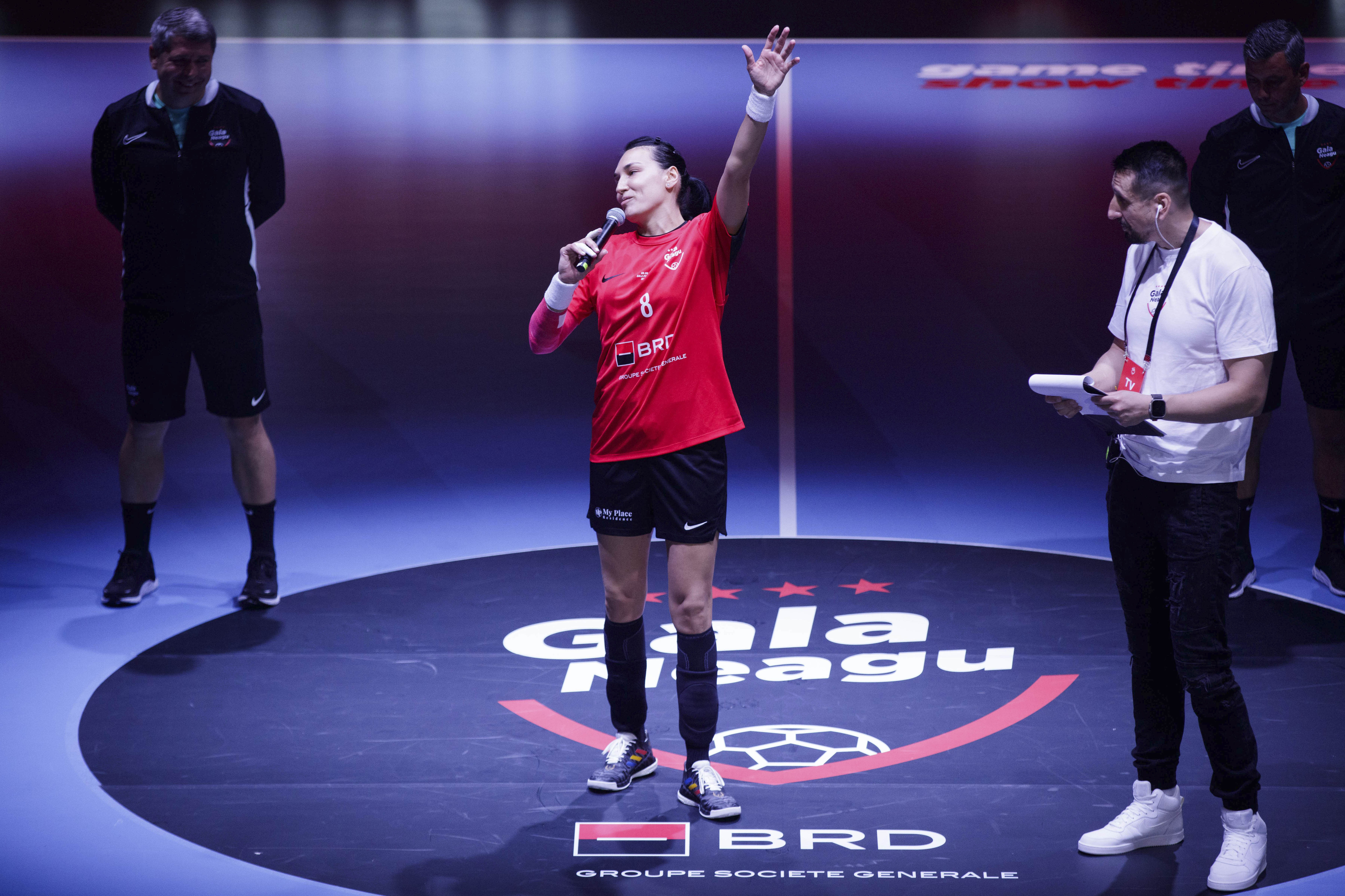 Cristina Neagu şi-a luat rămas-bun de la handbal, cu lacrimi și zâmbete. Mii de fani i-au fost alături | FOTO