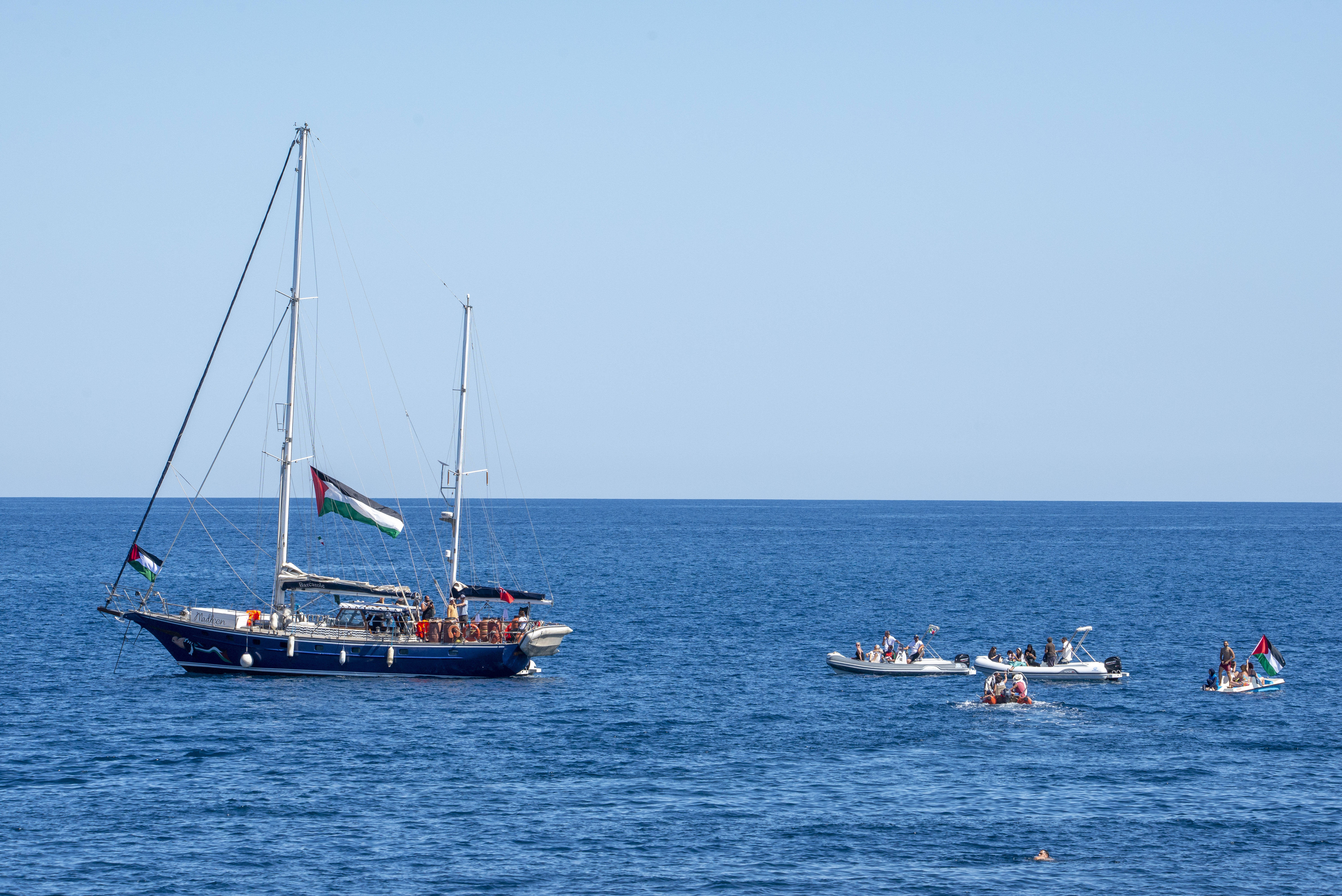 Forțele israeliene au oprit nava de ajutor umanitar în care se afla Greta Thunberg. Cei 12 activiști, reținuți