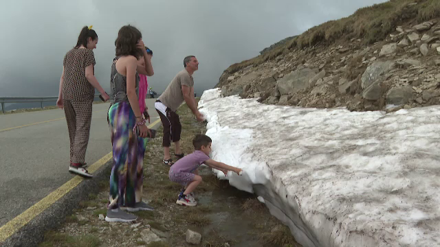 Zăpadă pe Transalpina, în la minivacanța de Rusalii. Turiștii s-au bucurat de peisaje și mâncare tradițională la stâne