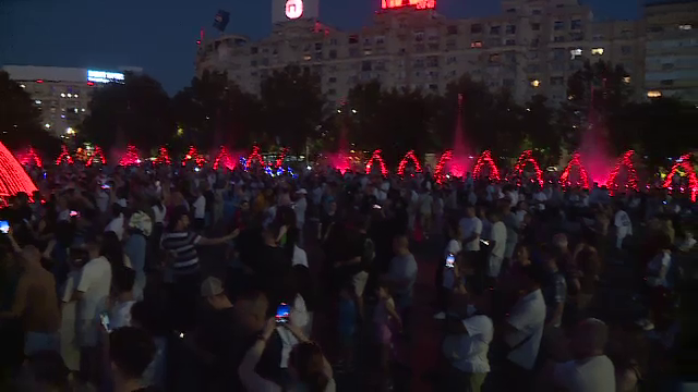 Ultimul spectacol al fântânilor din Piața Unirii, înainte de reabilitare, a adunat sute de bucureșteni cu chef de distracție