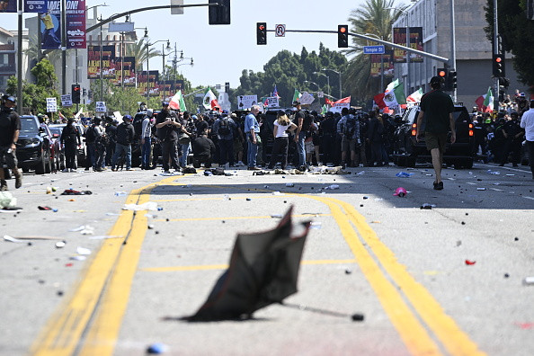 Restricții de circulație pe timp de noapte, instituite la Los Angeles. Poliția a început să efectueze „arestări în masă”