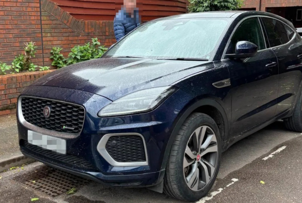 Un cuplu și-a „furat” înapoi Jaguarul după ce poliția, deși știa locația exactă, a refuzat să îi ajute