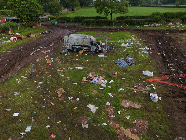 Dezastrul lăsat în urmă de participanții la un eveniment în aer liber. Un câmp întreg este acoperit cu gunoaie. GALERIE FOTO