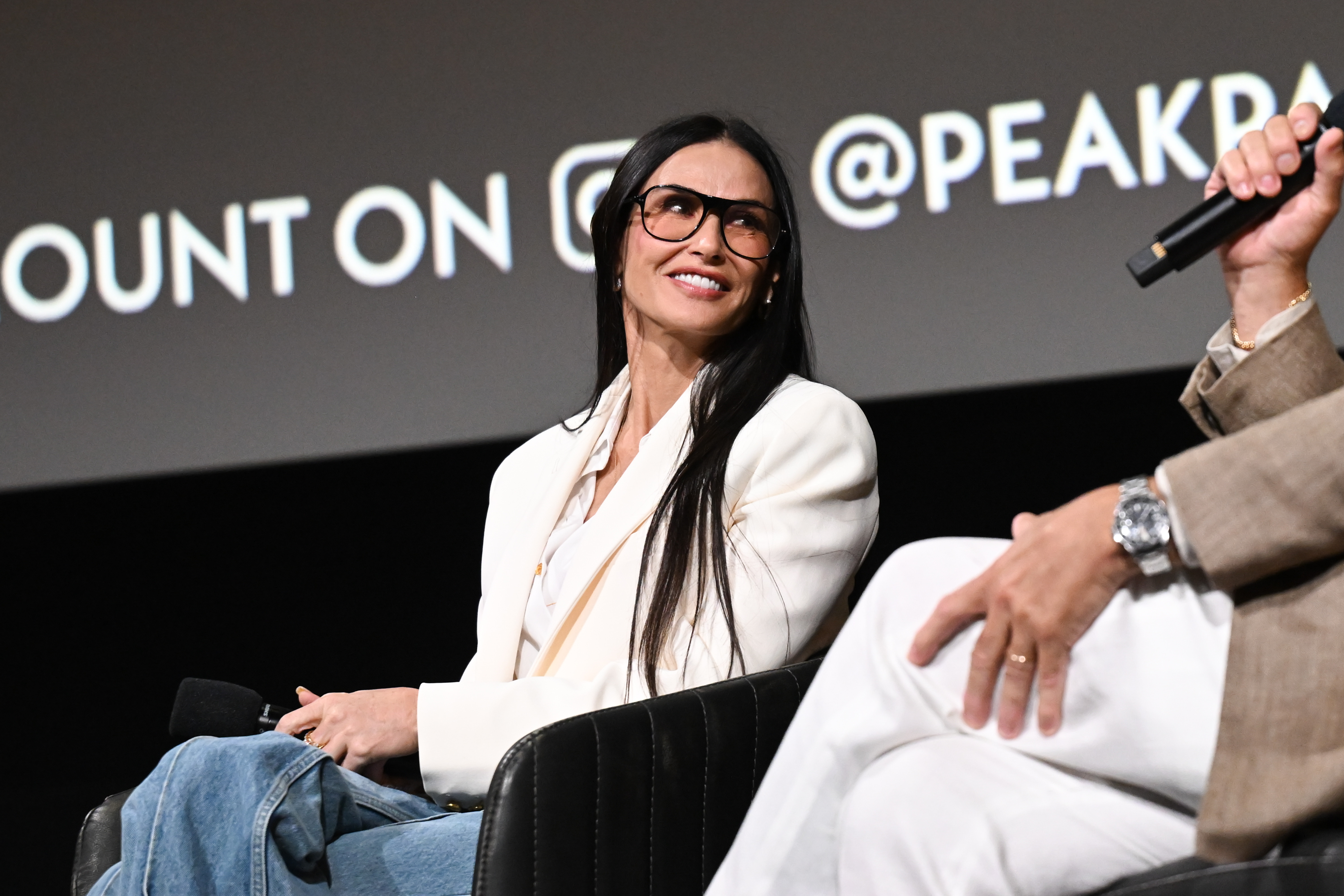 Demi Moore, apariție de senzație în cadrul unui eveniment monden. Ce ținuta a purtat actrița în vârstă de 62 de ani. FOTO