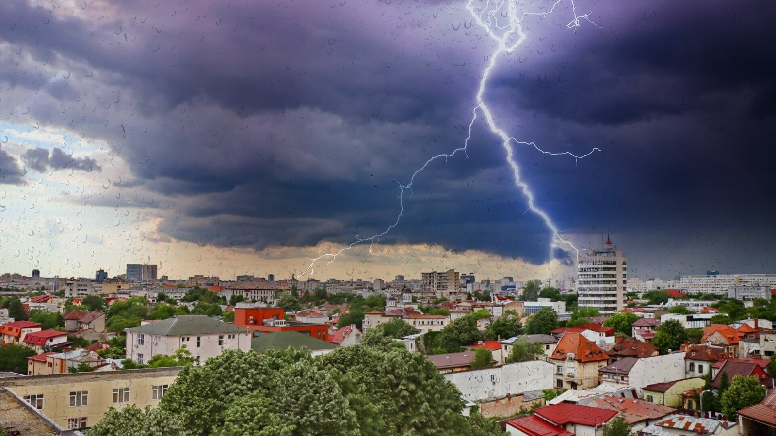 Furtună puternică în București, cum vezi „o dată la 100 de ani”. Au intervenit pompierii. Trei zboruri au fost redirecționate