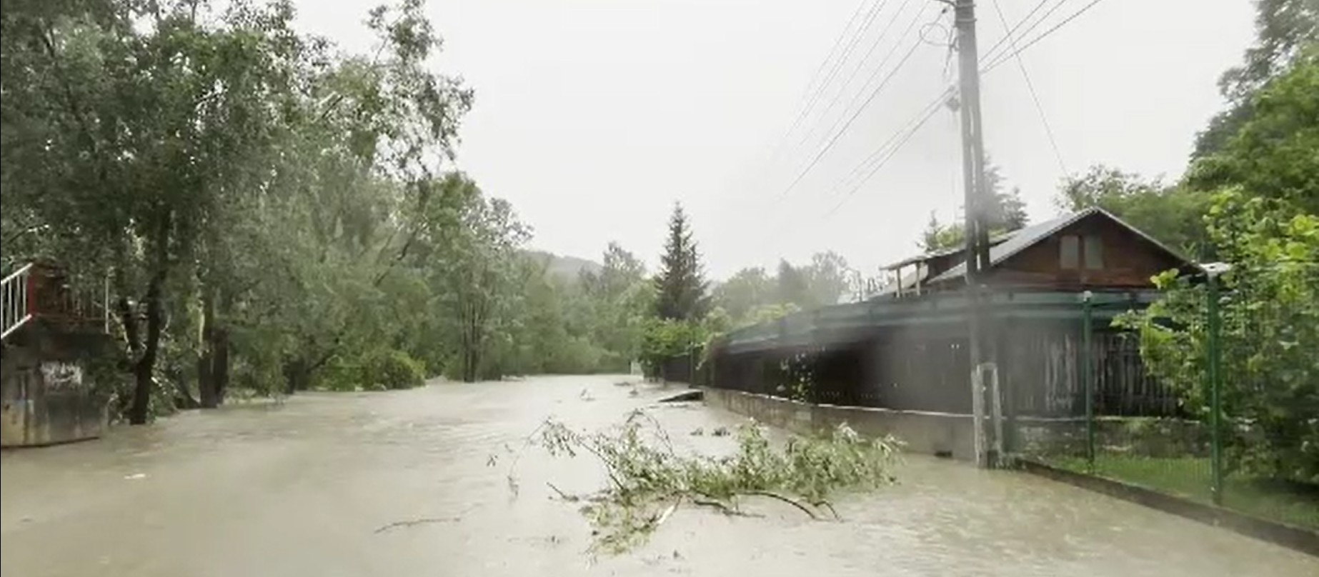 Ce s-a întâmplat cu un bărbat care a fost trăsnit în timp ce era cu animalele la păscut, în Mureș
