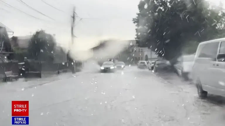 Prahova sub cod portocaliu. Mai multe drumuri și curți au fost inundate după ploile abundente | FOTO