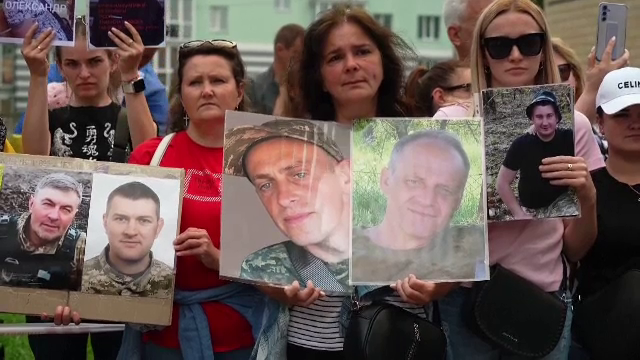 Imagini emoționante de la eliberarea prizonierilor ucraineni. Reacția unui tânăr soldat care s-a întors acasă