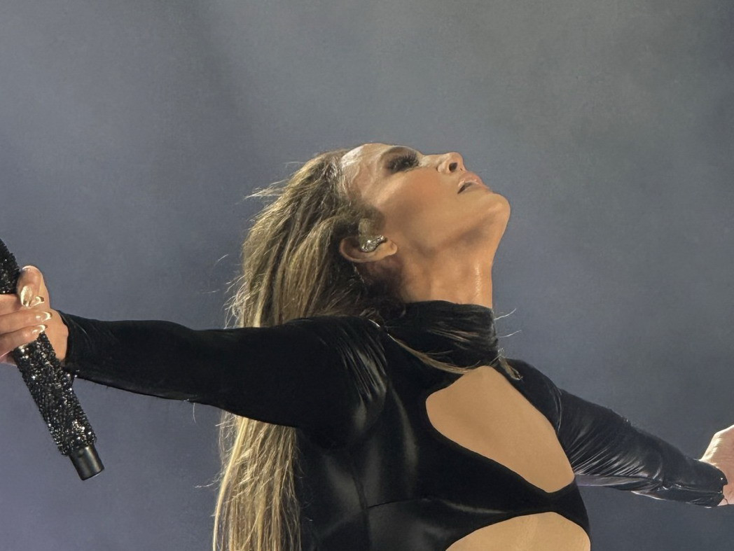 Jennifer Lopez, ținute îndrăznețe pe scena de la World Pride Music Festival. Reacții controversate din cauza costumelor sale